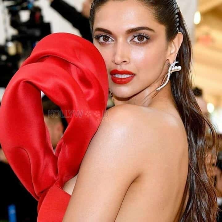 Beautiful Babe Deepika Padukone Pictures 04