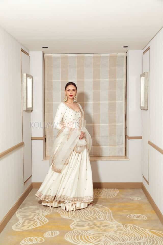 Beautiful Bollywood Heroine Aditi Rao Hydari in a Traditional Dress Pictures 01