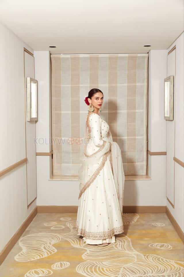 Beautiful Bollywood Heroine Aditi Rao Hydari in a Traditional Dress Pictures 09