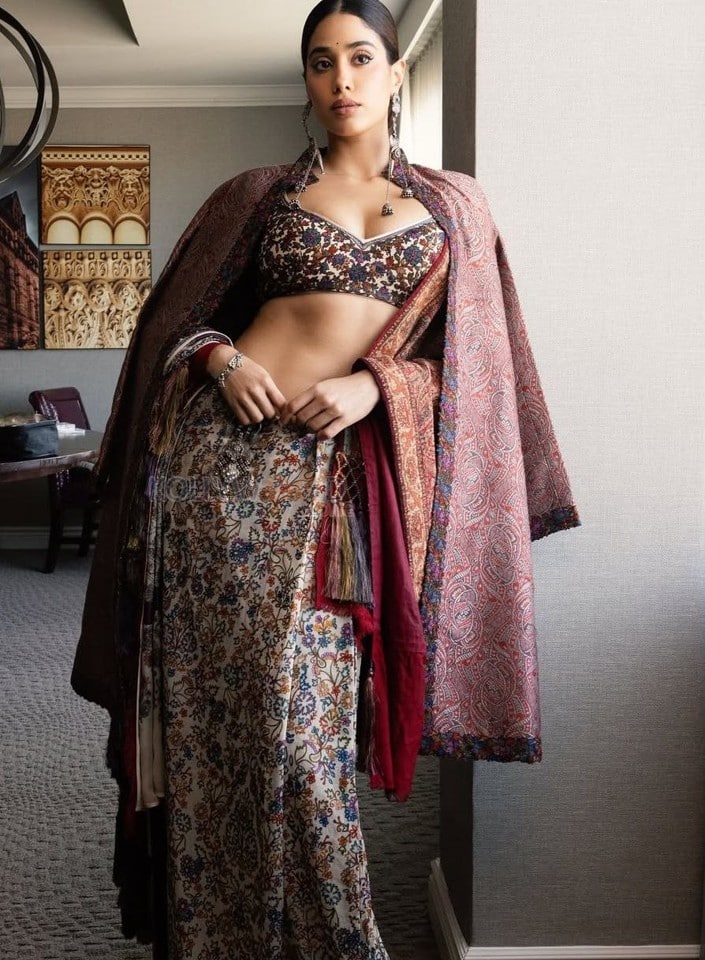 Beautiful Janhvi Kapoor in a Custom Kashmiri Saree with a Backless Blouse Photos 01