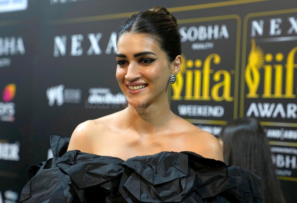 Beautiful Kriti Sanon at IIFA Event Pictures 02