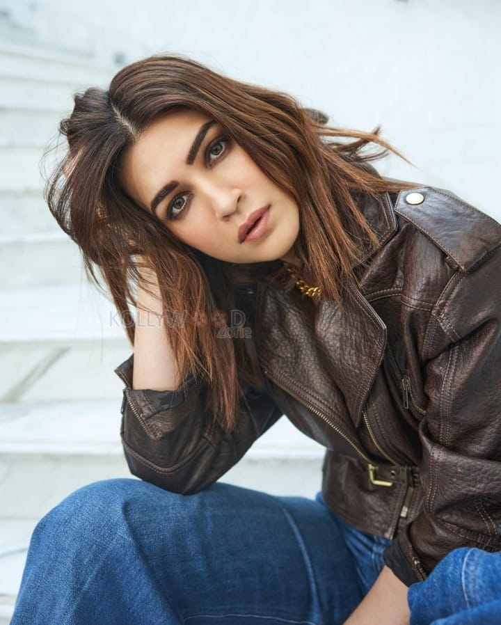 Beautiful Kriti Sanon in Leather Jacket With 70s Style Flared Denim Pants Pictures 03