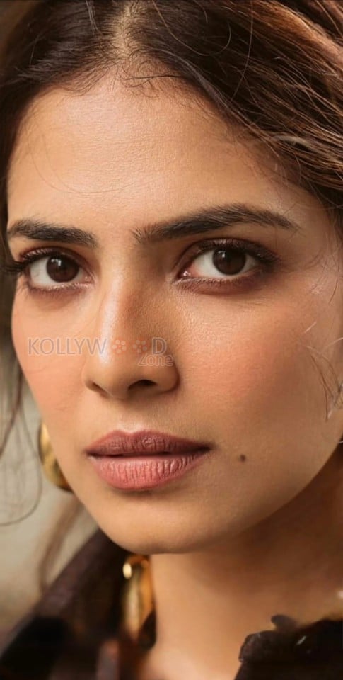 Beautiful Malavika Mohanan in a Brown Gucci Pant Shirt at Grazia Indie Beauty Awards Photos 01