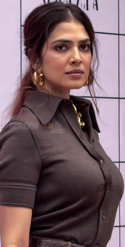 Beautiful Malavika Mohanan in a Brown Gucci Pant Shirt at Grazia Indie Beauty Awards Photos 02