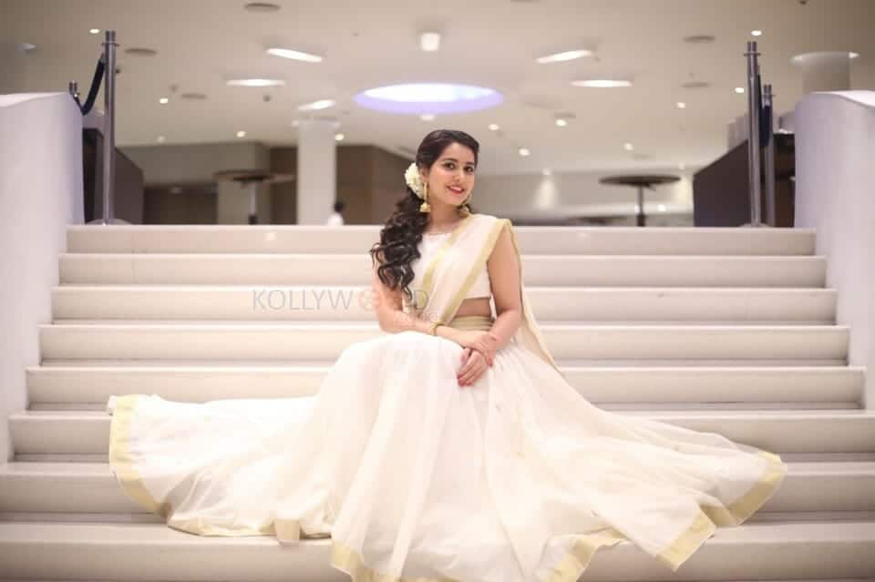 Beautiful Raashi Khanna in Traditional Indian Saree Photos 04
