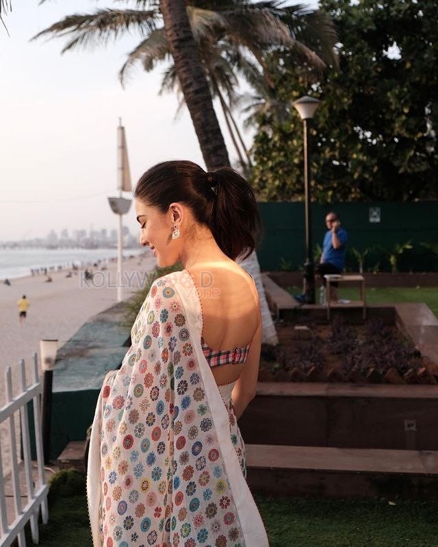 Beautiful Sara Ali Khan in a White Floral Saree with Pink and Blue Sleeveless Blouse Pictures 05