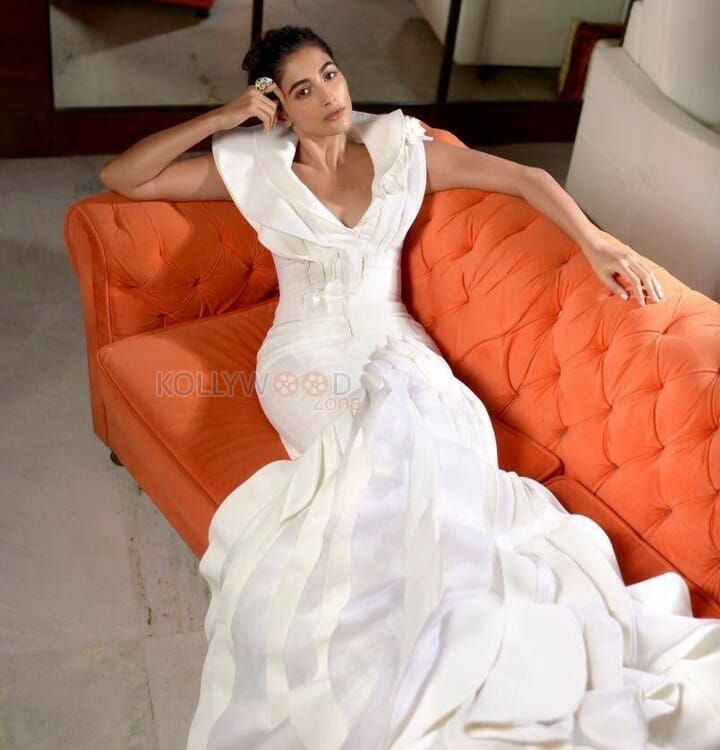 Beautiful Sexy Actress Pooja Hegde Photos