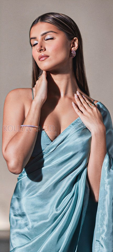 Beautiful Tara Sutaria in a Royal Blue Saree Photos 01