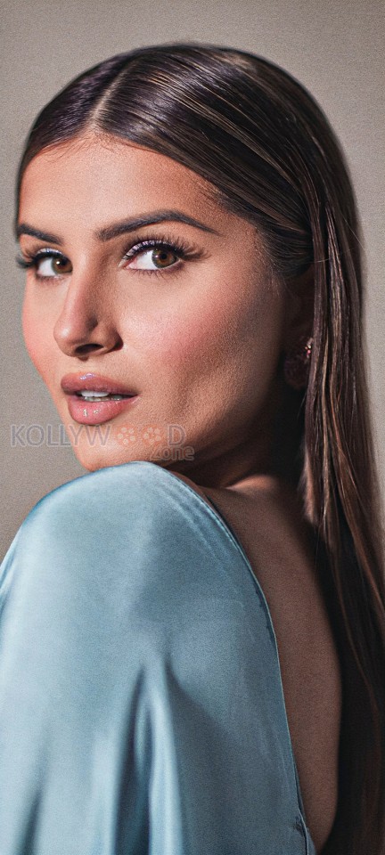 Beautiful Tara Sutaria in a Royal Blue Saree Photos 02