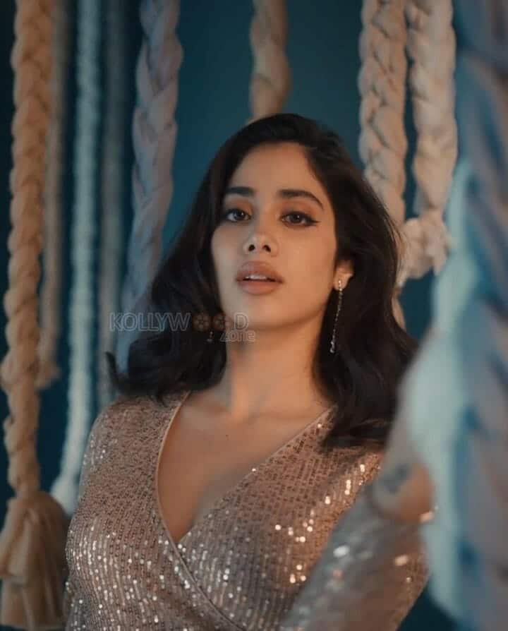 Bold Janhvi Kapoor Sexy Pictures 01