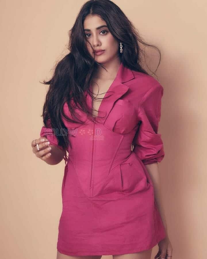 Bold Janhvi Kapoor Sexy Pictures 04