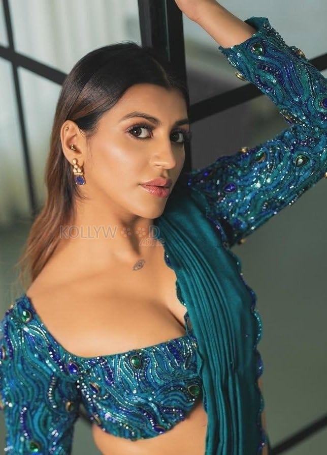 Bold Yashika Aannand in a Green Saree with a Deep Cleavage Neckline Photos 04