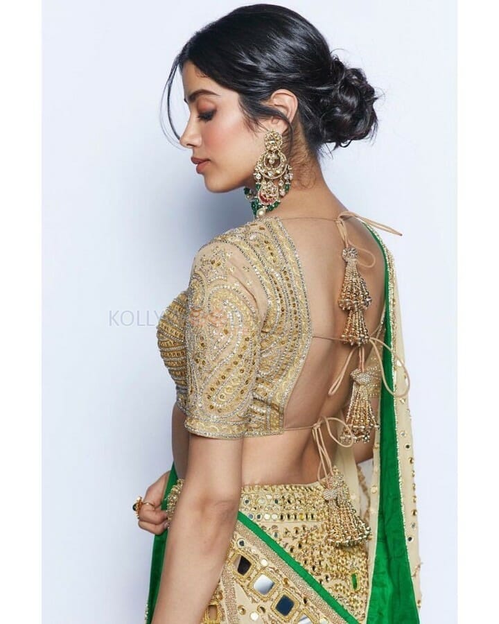 Bollywood Babe Janhvi Kapoor Photos