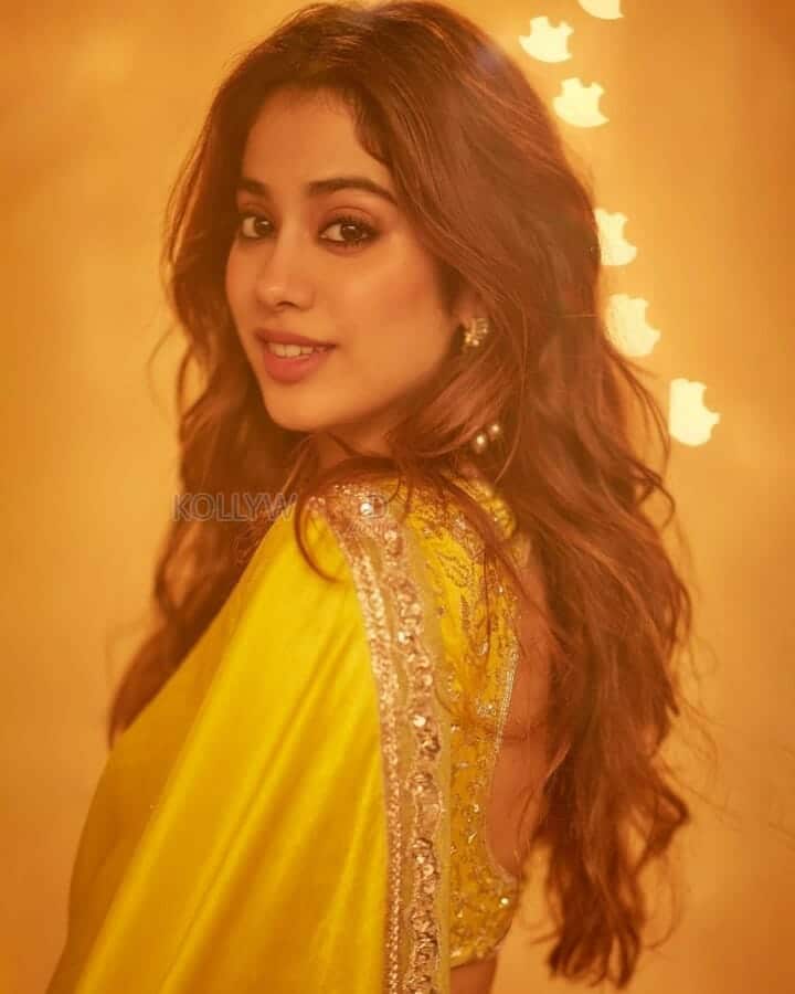 Bollywood Babe Janhvi Kapoor Photos 04