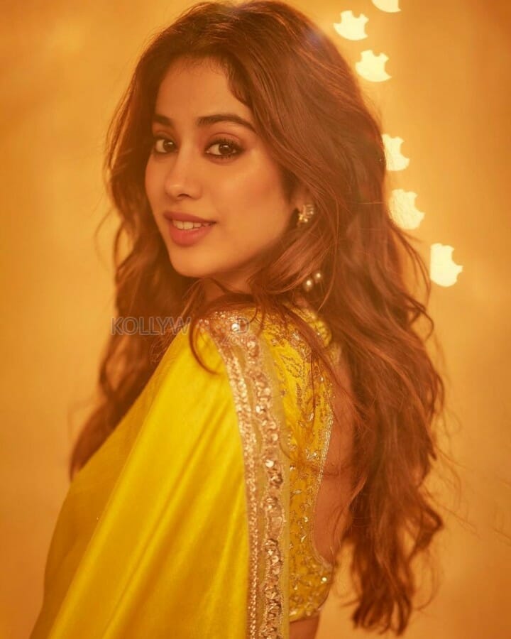 Bollywood Babe Janhvi Kapoor Photos