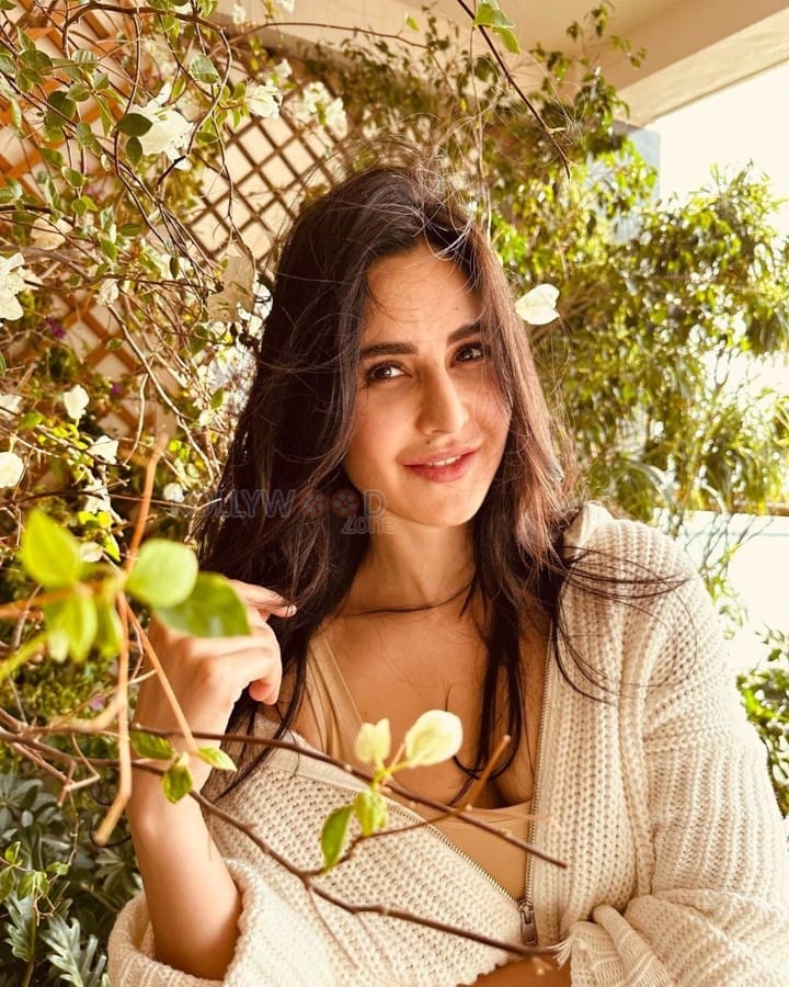 Bollywood Diva Katrina Kaif Casual Look Photos 02