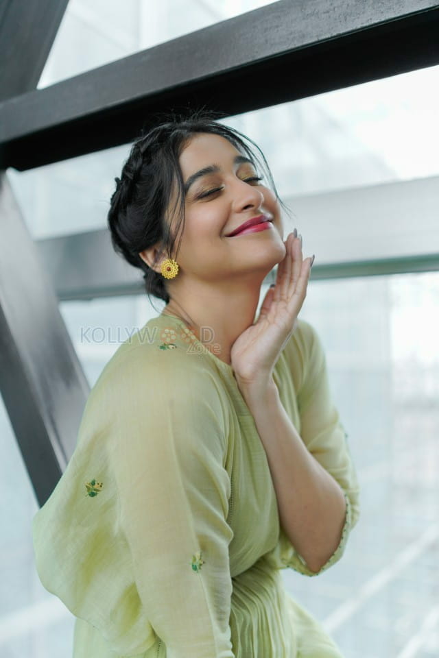 Borrder Movie Heroine Regina Cassandra Photoshoot Pictures 05