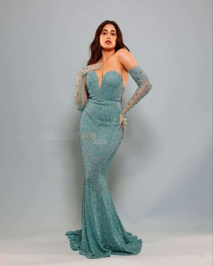 Buxom Beauty Janhvi Kapoor Sexy Photos 02