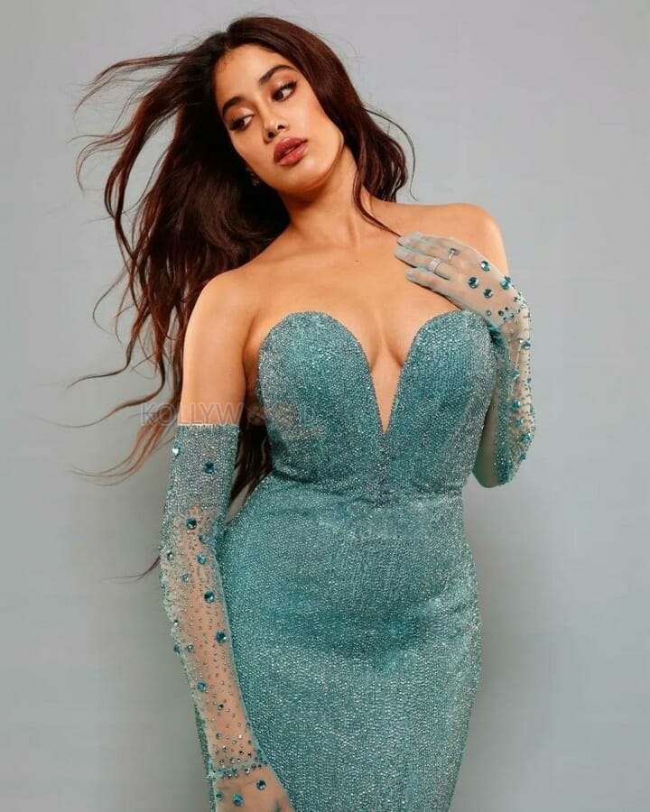 Buxom Beauty Janhvi Kapoor Sexy Photos 04