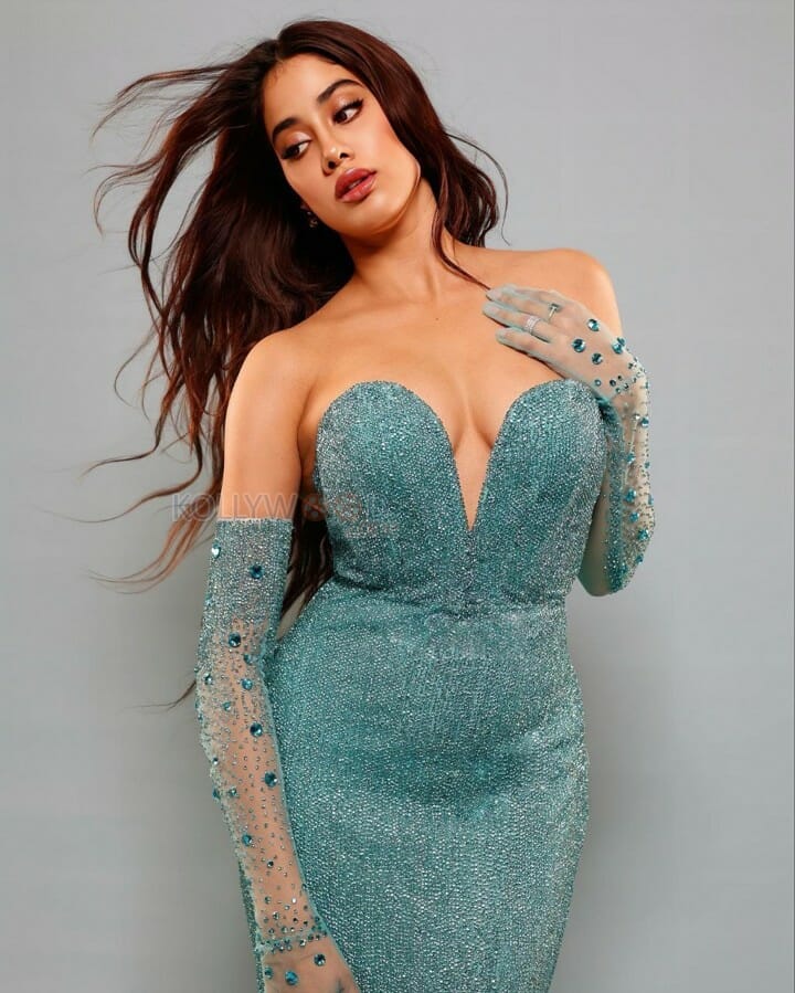 Buxom Beauty Janhvi Kapoor Sexy Photos 09