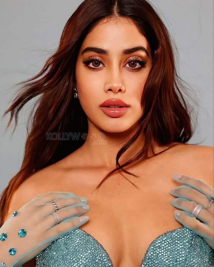 Buxom Beauty Janhvi Kapoor Sexy Photos 12