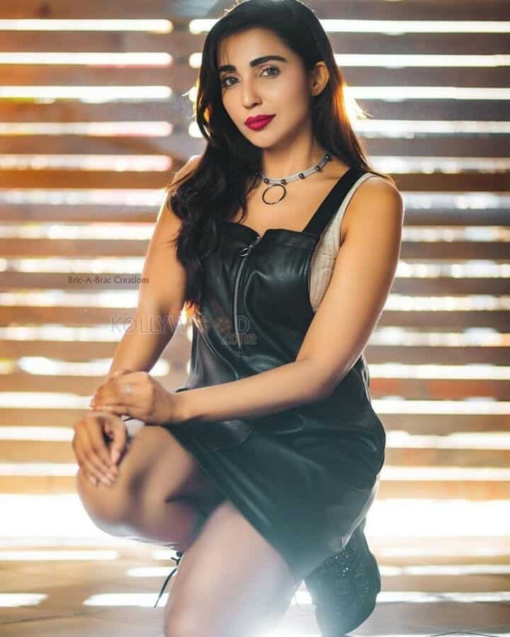 Captivating Parvati Nair Sexy Leather Dress Photos 09