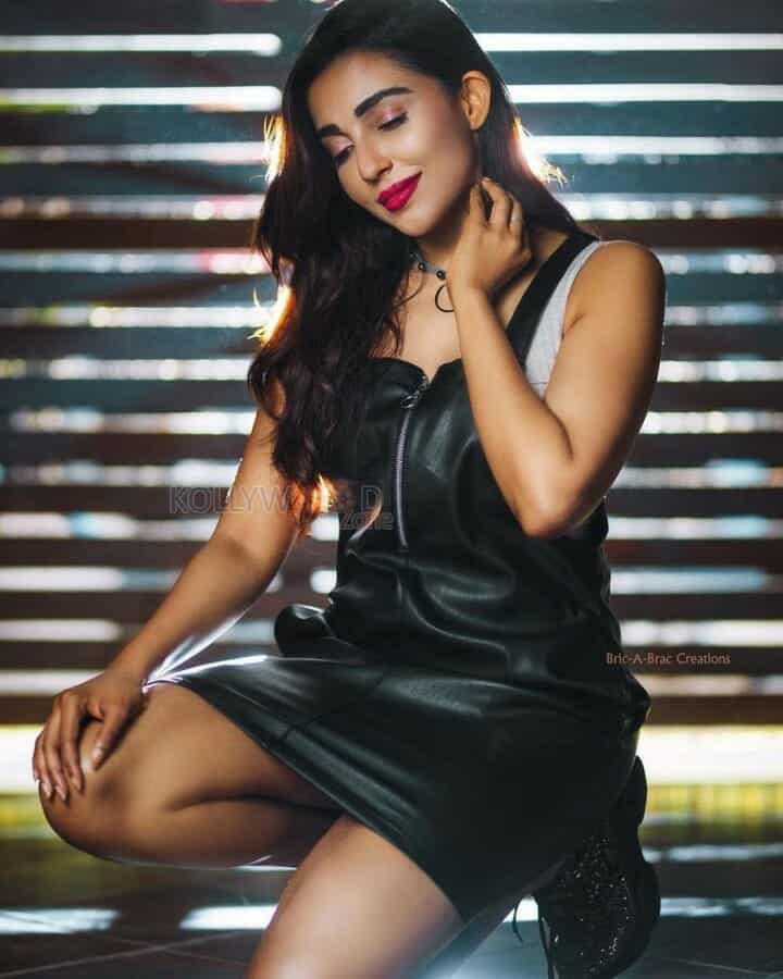 Captivating Parvati Nair Sexy Leather Dress Photos 10