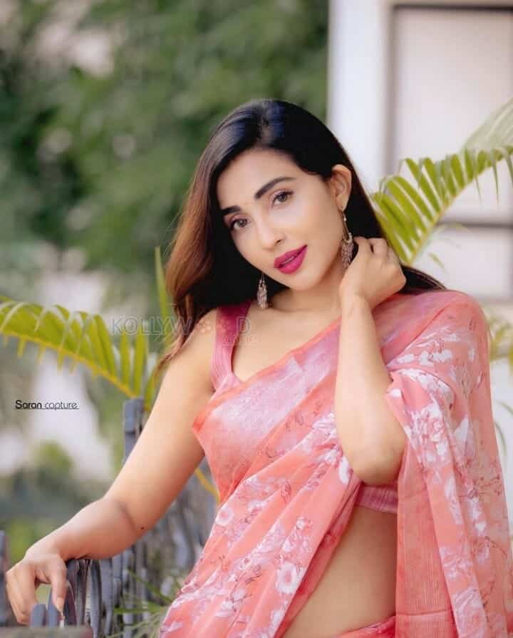 Captivating Parvati Nair Sexy Saree Photos 05