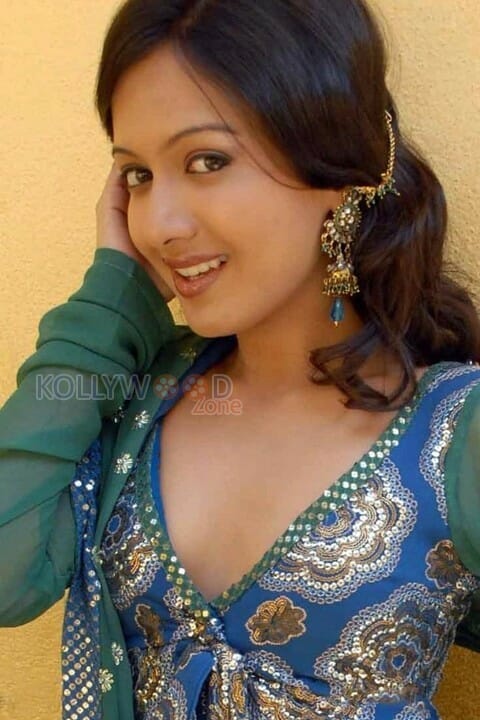 Catherine Tresa Hot Sexy Cleavage Photos