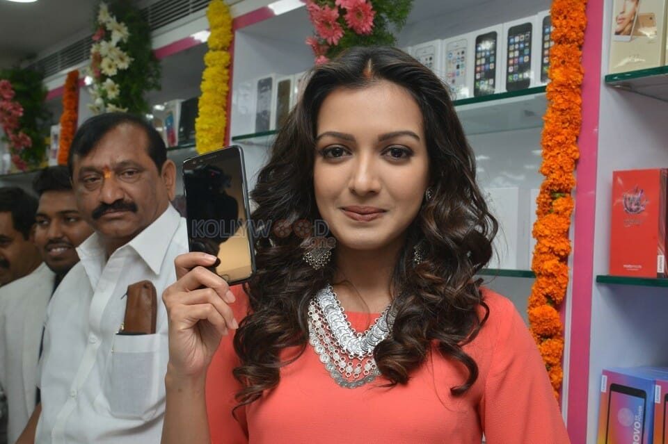 Catherine Tresa Launches B New Mobile Store At Kurnool Photos