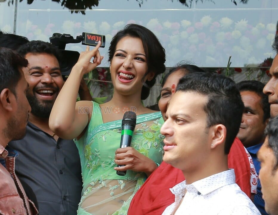 Catherine Tresa Launching Klm Fashion Mall At Vizag Photos