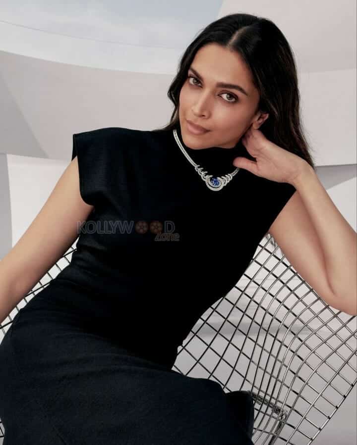 Chic Deepika Padukone Pic 01