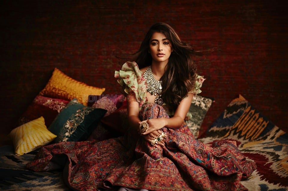 Cirkus Movie Heroine Pooja Hegde Spicy Photos