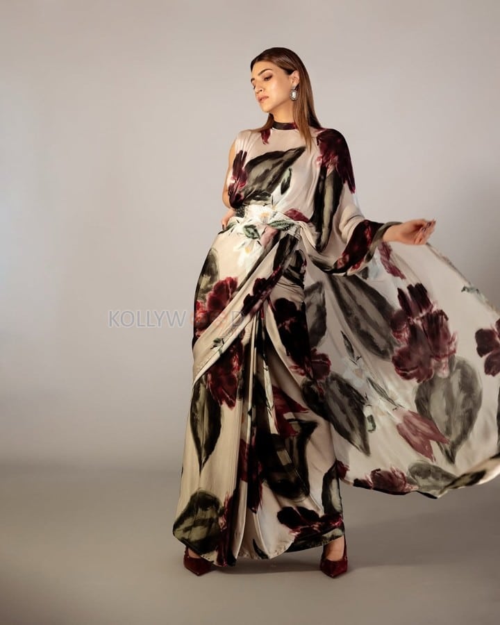 Classy Kriti Sanon in a Printed Collared Pallu Saree Photos 05