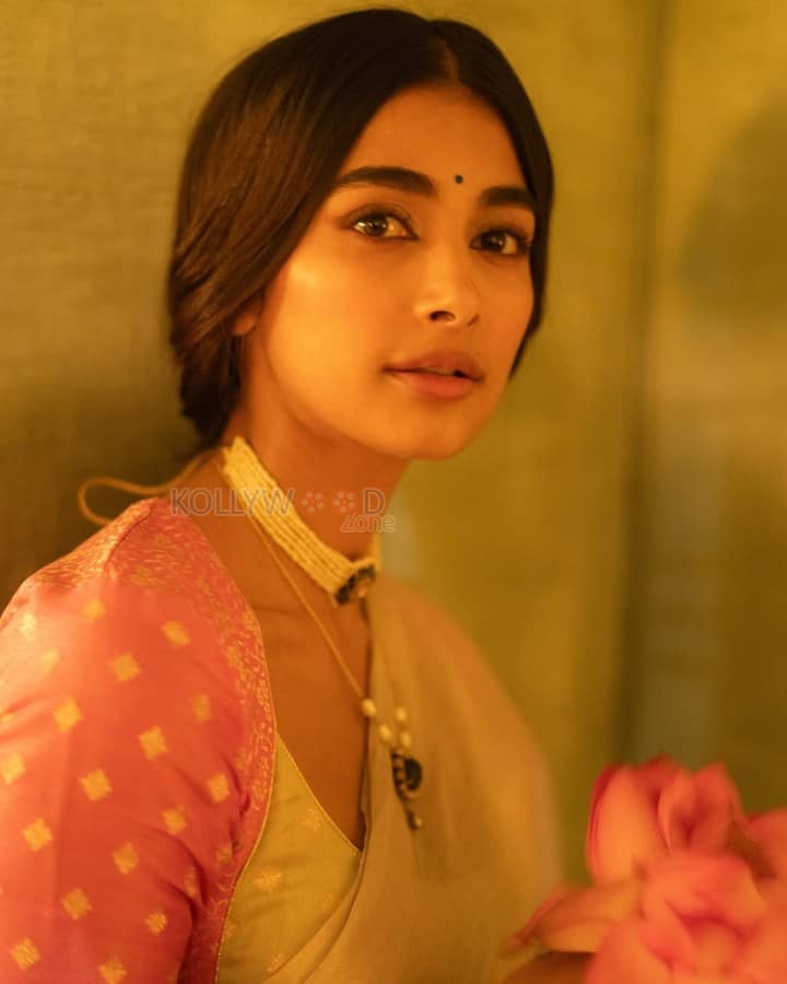 Classy Vintage Beauty Pooja Hegde in an Ivory Silk Saree with a Pink Border and Two Toned Blouse Photos 01