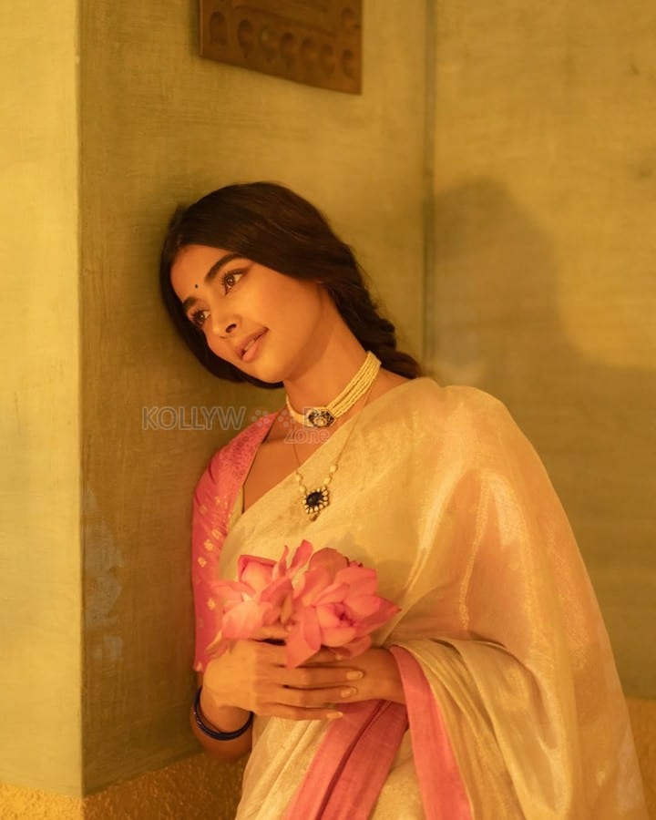 Classy Vintage Beauty Pooja Hegde in an Ivory Silk Saree with a Pink Border and Two Toned Blouse Photos 03
