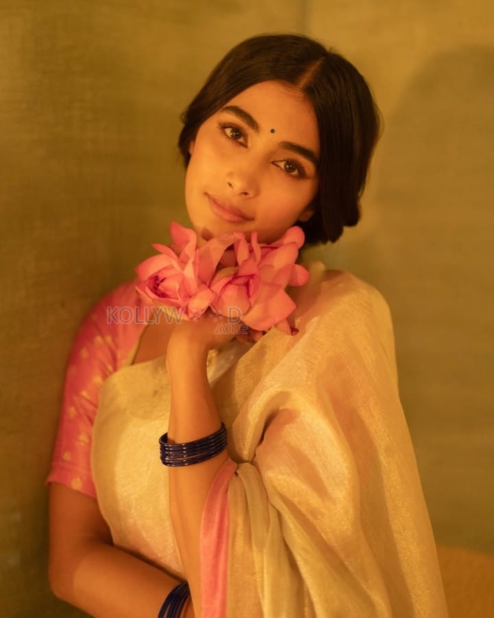 Classy Vintage Beauty Pooja Hegde in an Ivory Silk Saree with a Pink Border and Two Toned Blouse Photos 08
