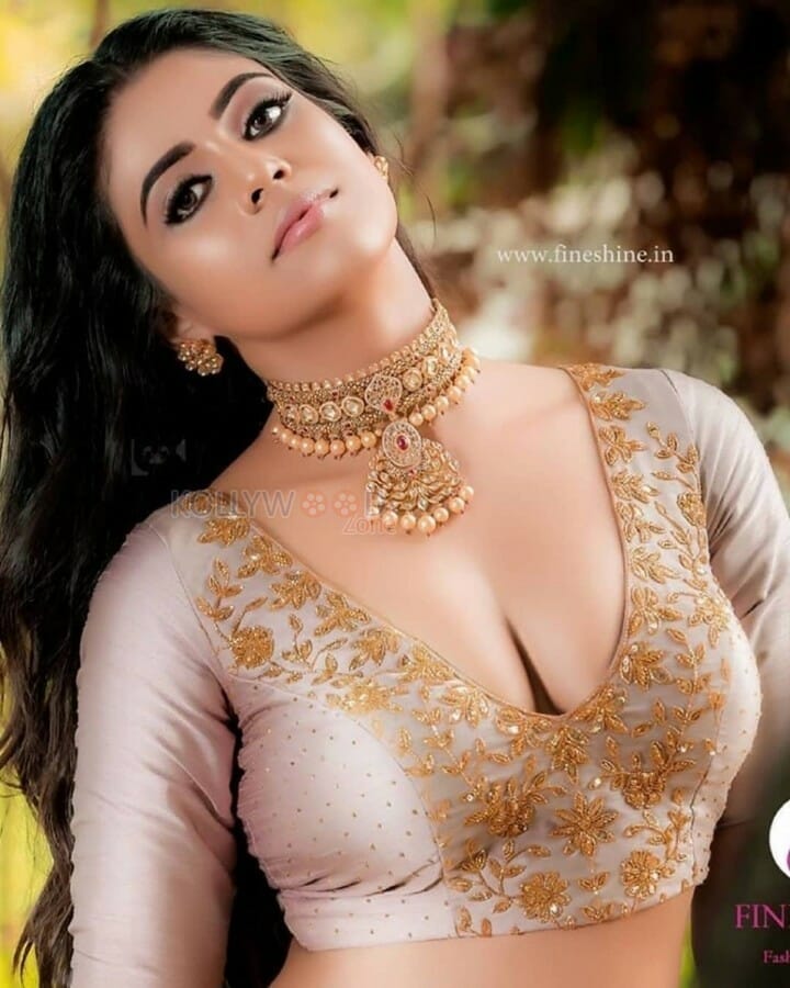 Coffee Actress Iniya Hot Photoshoot Stills