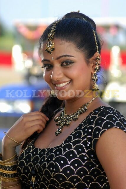 Cute Priyamani Sexy Pictures