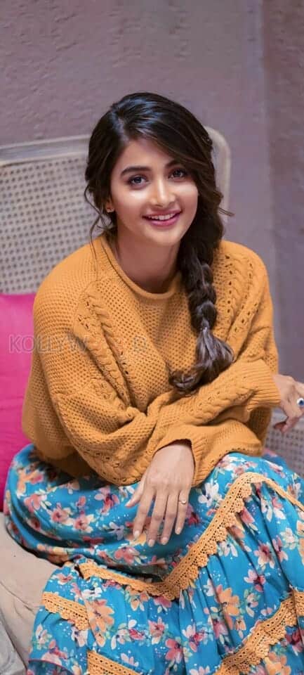Cute Smiling Pooja Hegde Picture 01