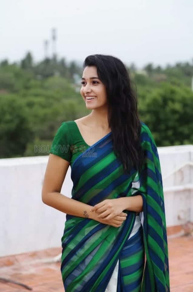 Cute Tamil Actress Priya Bhavani Shankar Photos 16