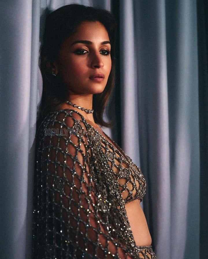 Dazzling Alia Bhatt in a Gucci Saree at Cannes Closing Ceremony Pictures 04