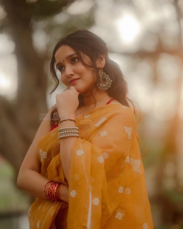 Dazzling Anikha Surendran in a Yellow Saree Pictures 01