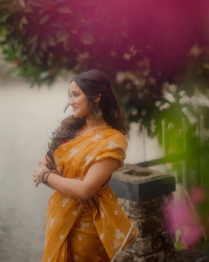 Dazzling Anikha Surendran in a Yellow Saree Pictures 02