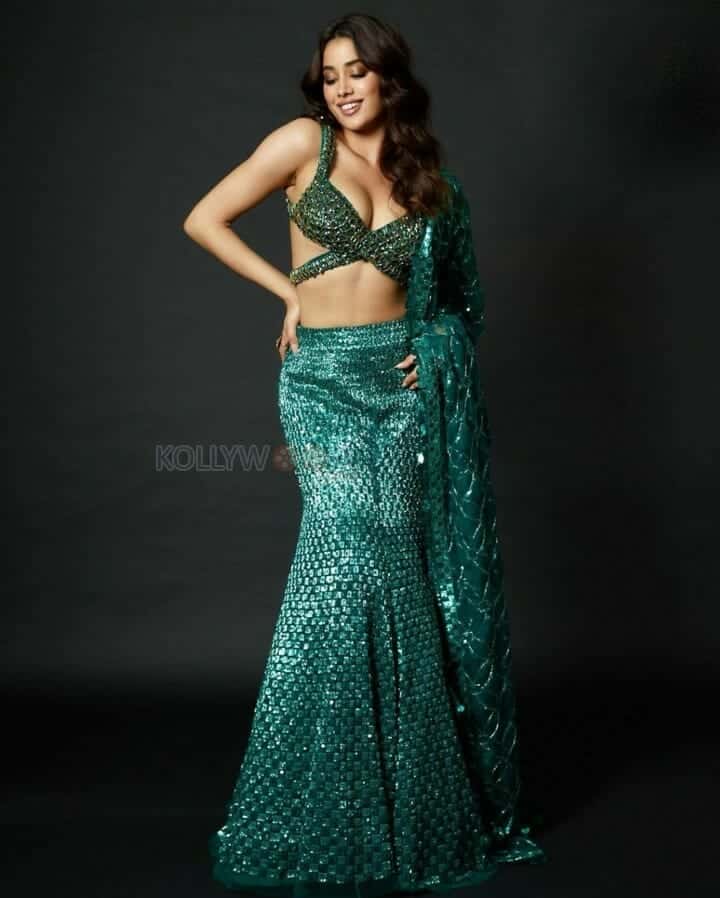 Dazzling Janhvi Kapoor in a Emerald Green Manish Malhotra Dress for Diwali Photoshoot Pictures 02