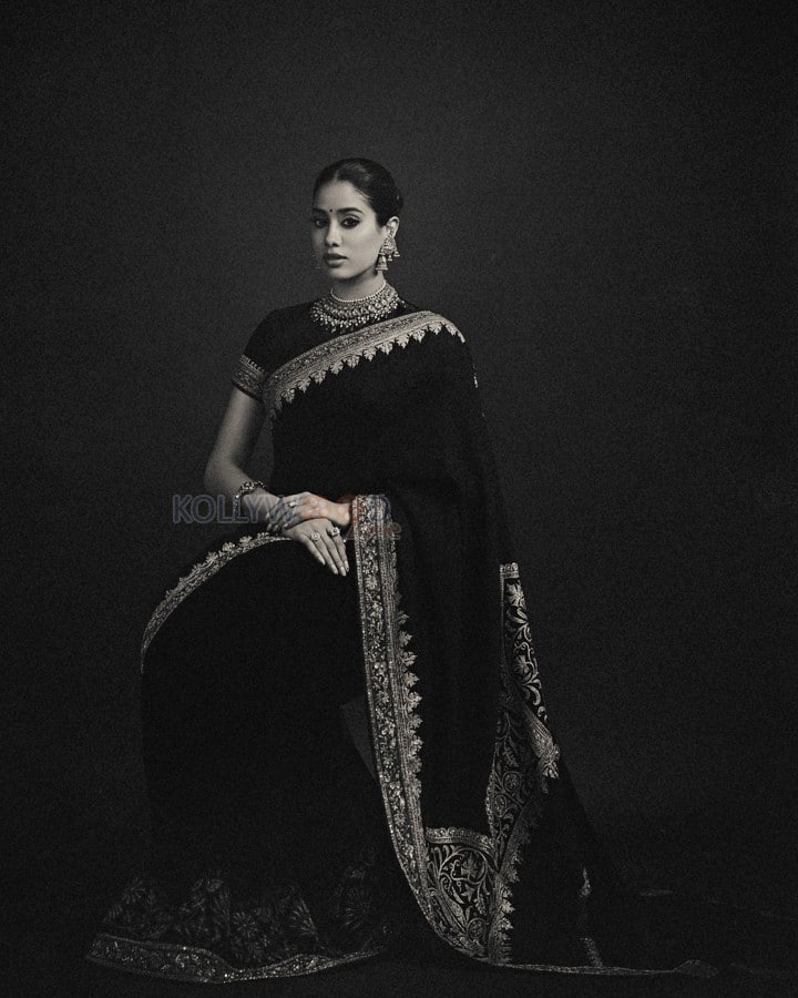 Dazzling Janhvi Kapoor in a Royal Blue Pashmina Saree with a Black Velvet Blouse Photos 08