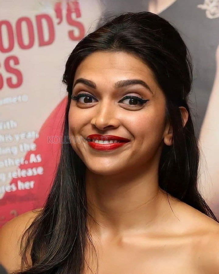 Deepika Padukone Happy Smile Pic 01