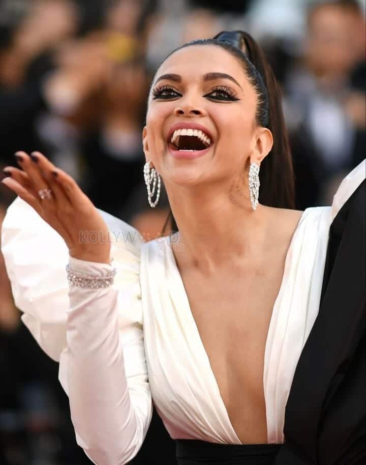 Deepika Padukone Showing Cleavage and Blowing a Kiss 01