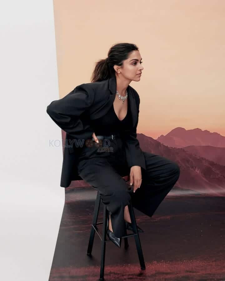 Deepika Padukone seated on a stool Photo 01