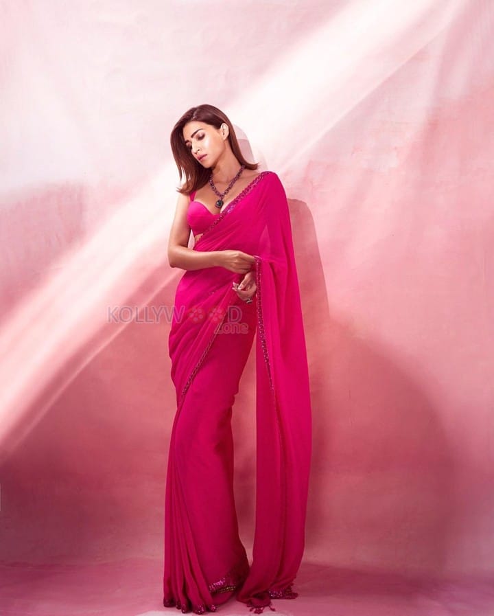 Desi Beauty Kriti Sanon in a Pink Saree with Matching Sleeveless Pink Bralette showing Cleavage Pictures 06